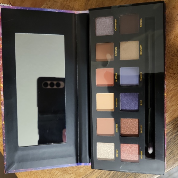 Eyeshadow - Picture 2 of 3